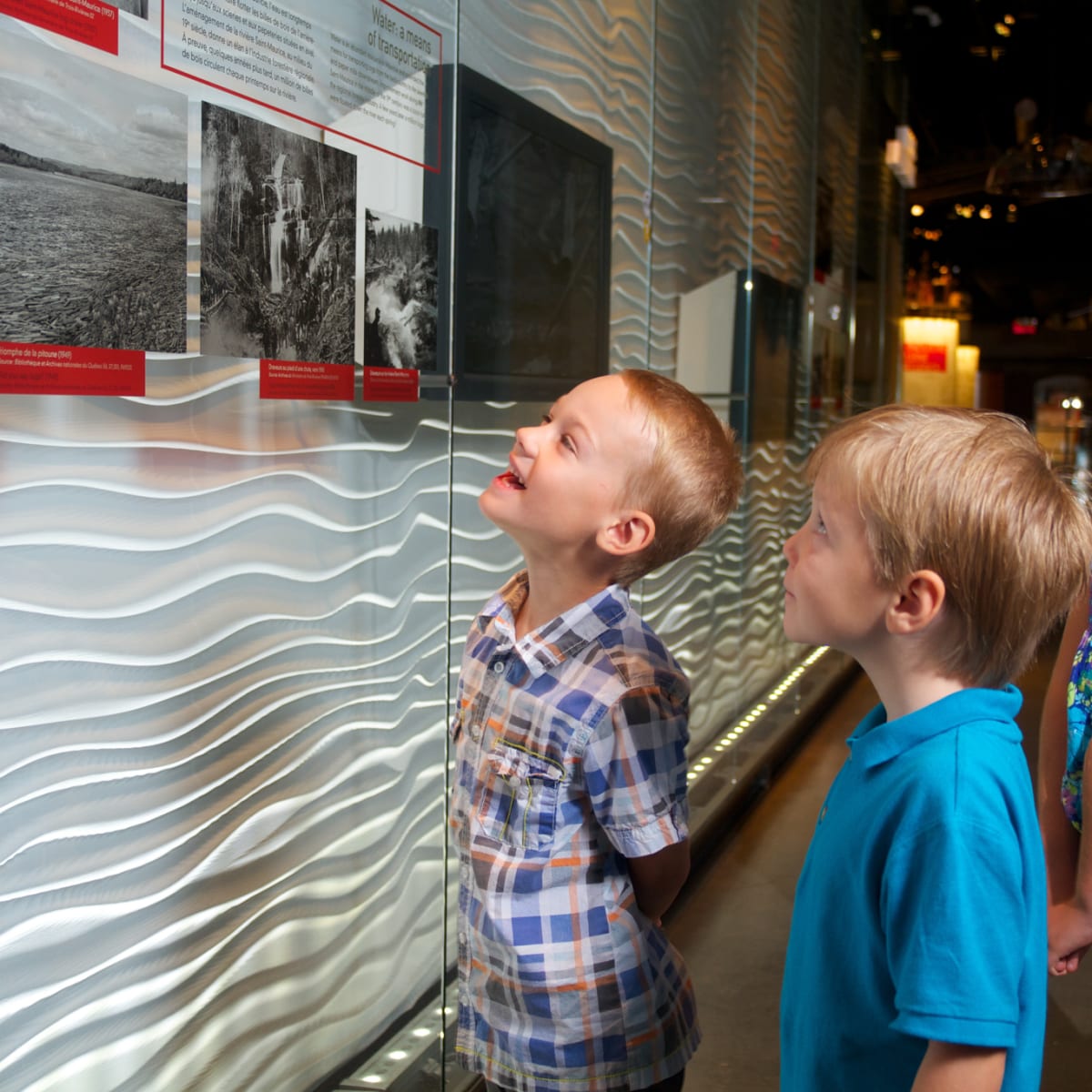 Trois enfants au musée Boréalis