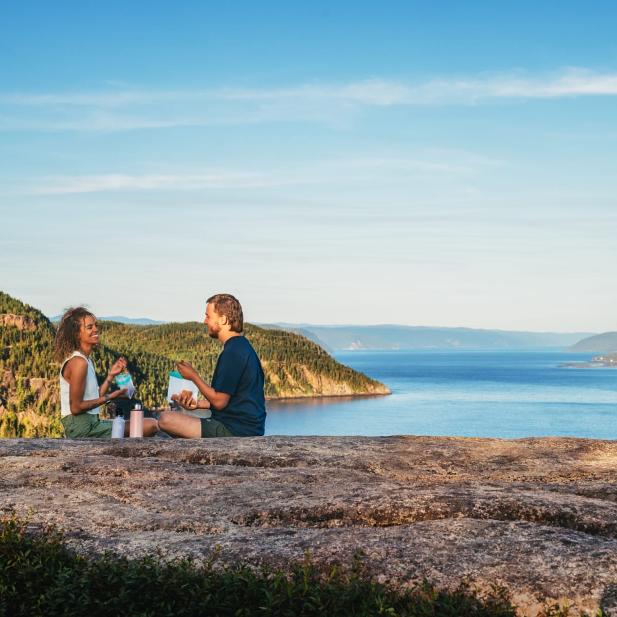 Saguenay Fjord : couple admiring the Fjord
