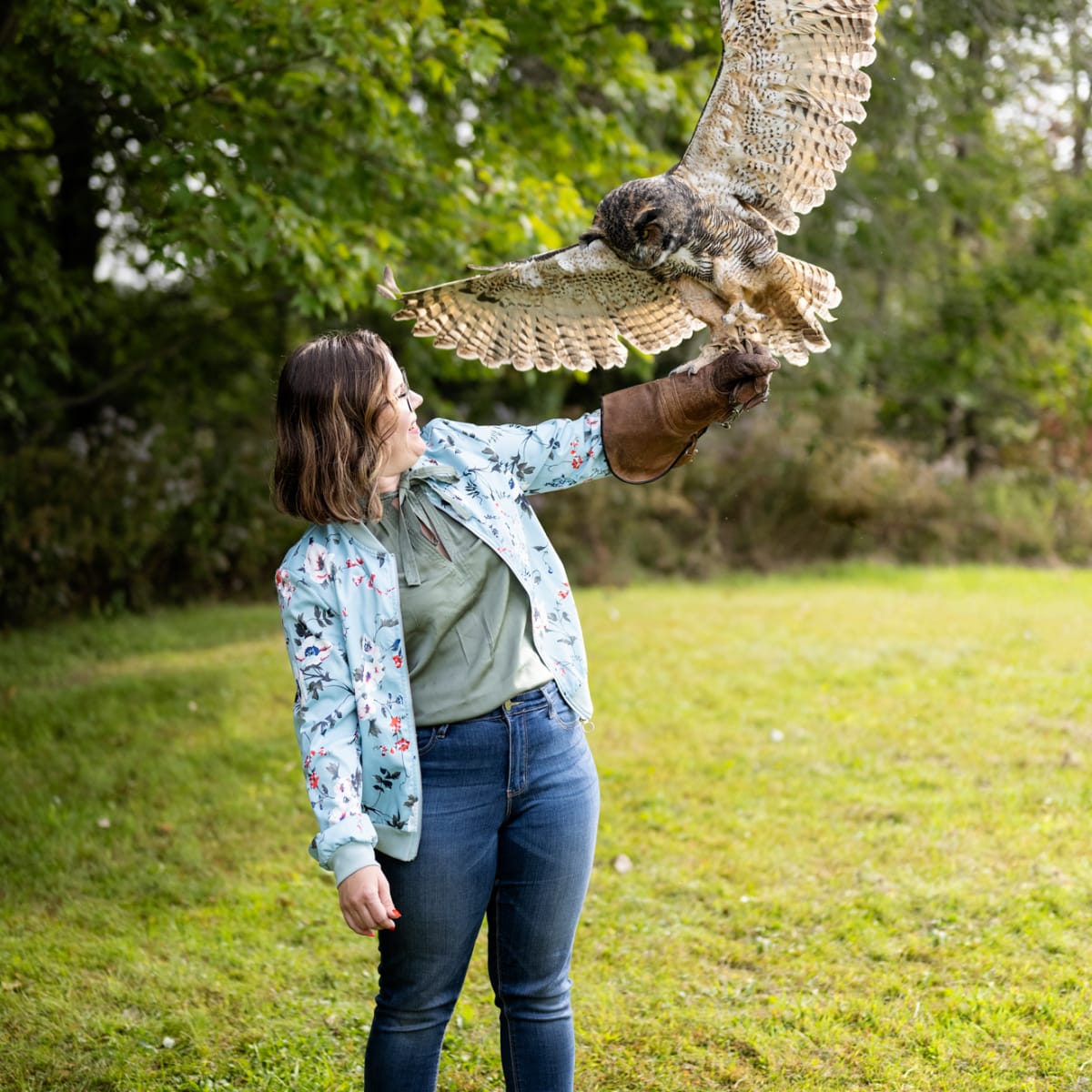 Femme avec une chouette sur son bras chez Chouette à voir!