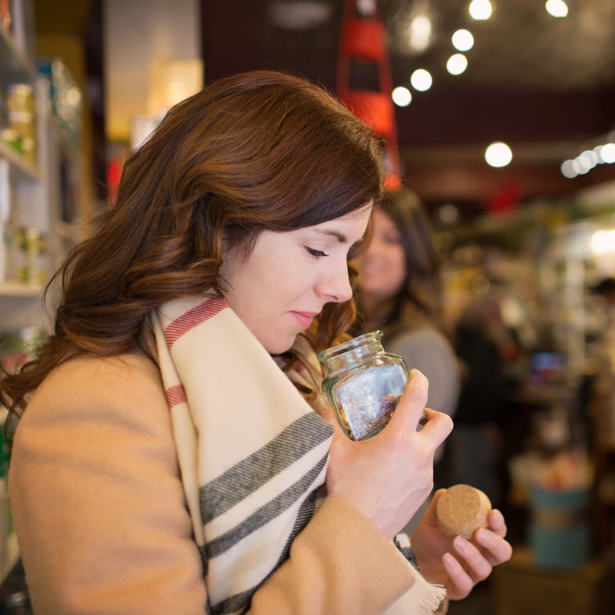 Femme magasinant dans une boutique.