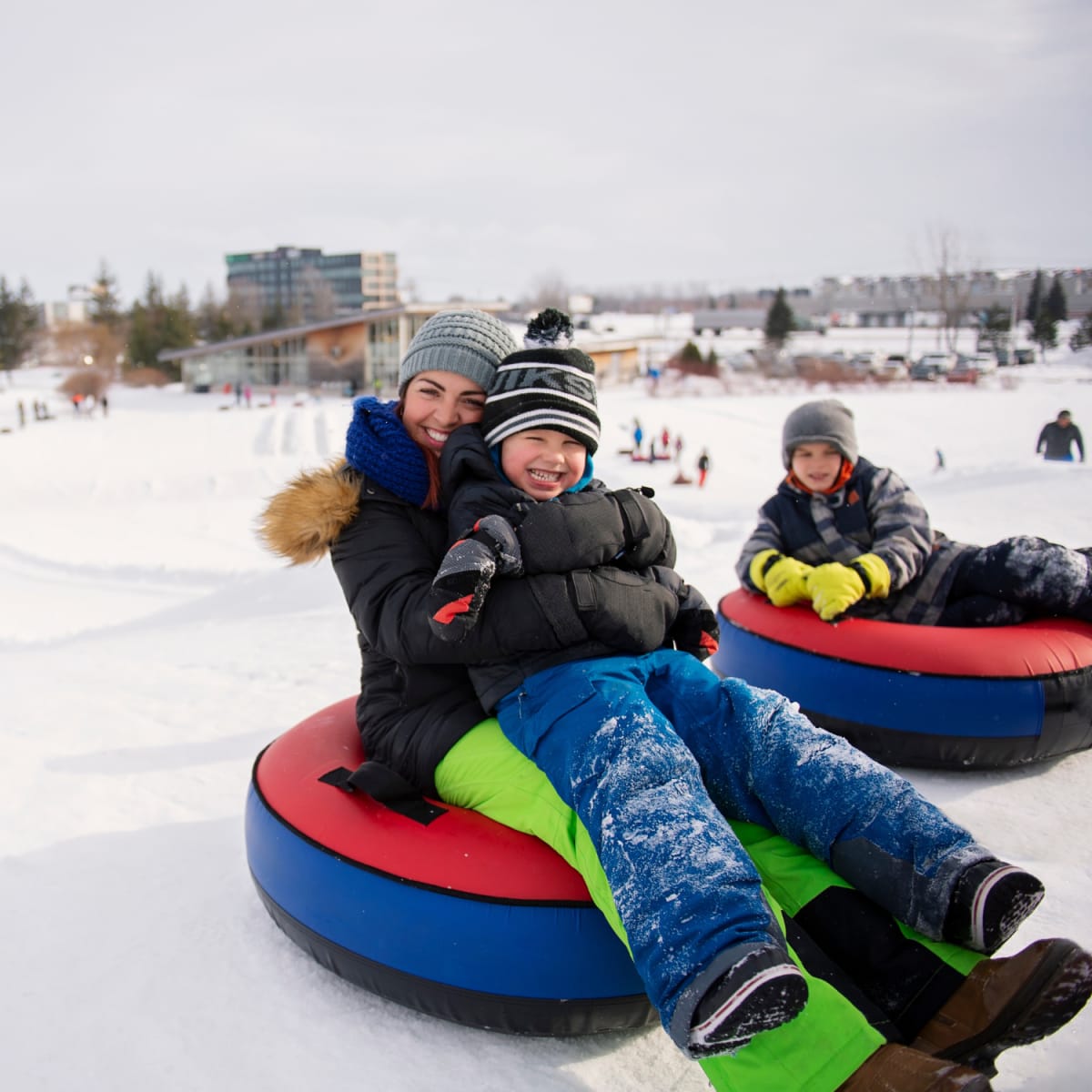 Glissade sur tube en famille.
