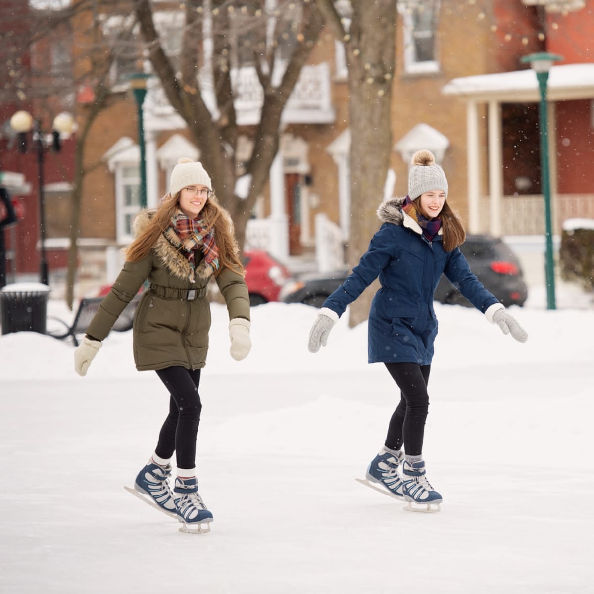 2 femmes patinant dans un parc.