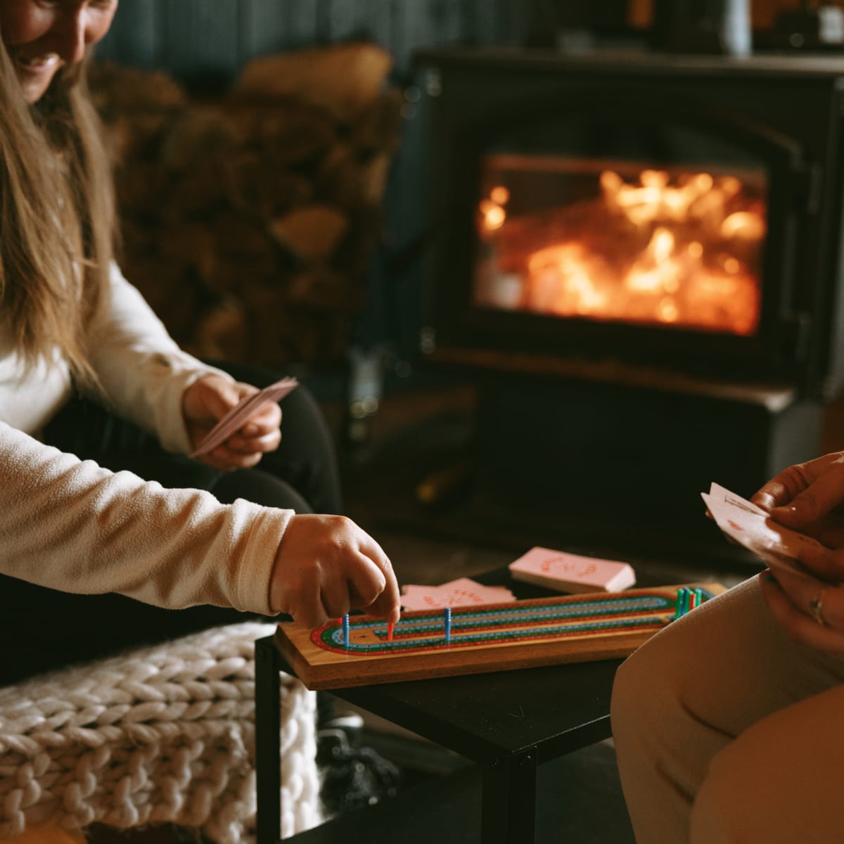 Game in a cabin in winter, in the Saint-Siméon sector.