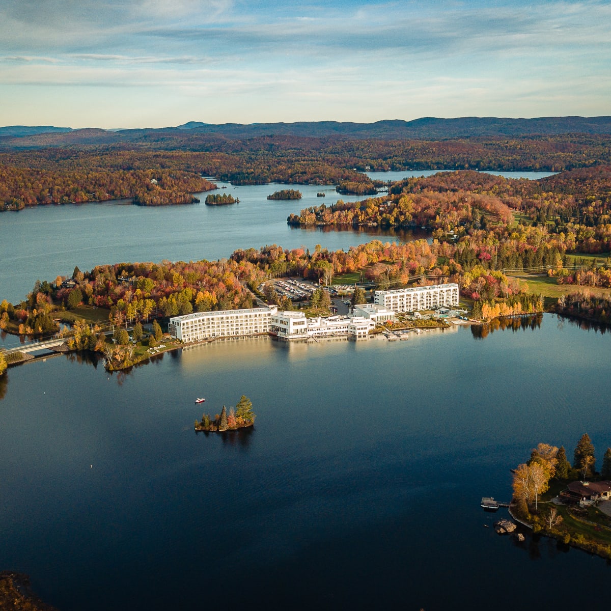 Vue aérienne du Estérel Resort en automne