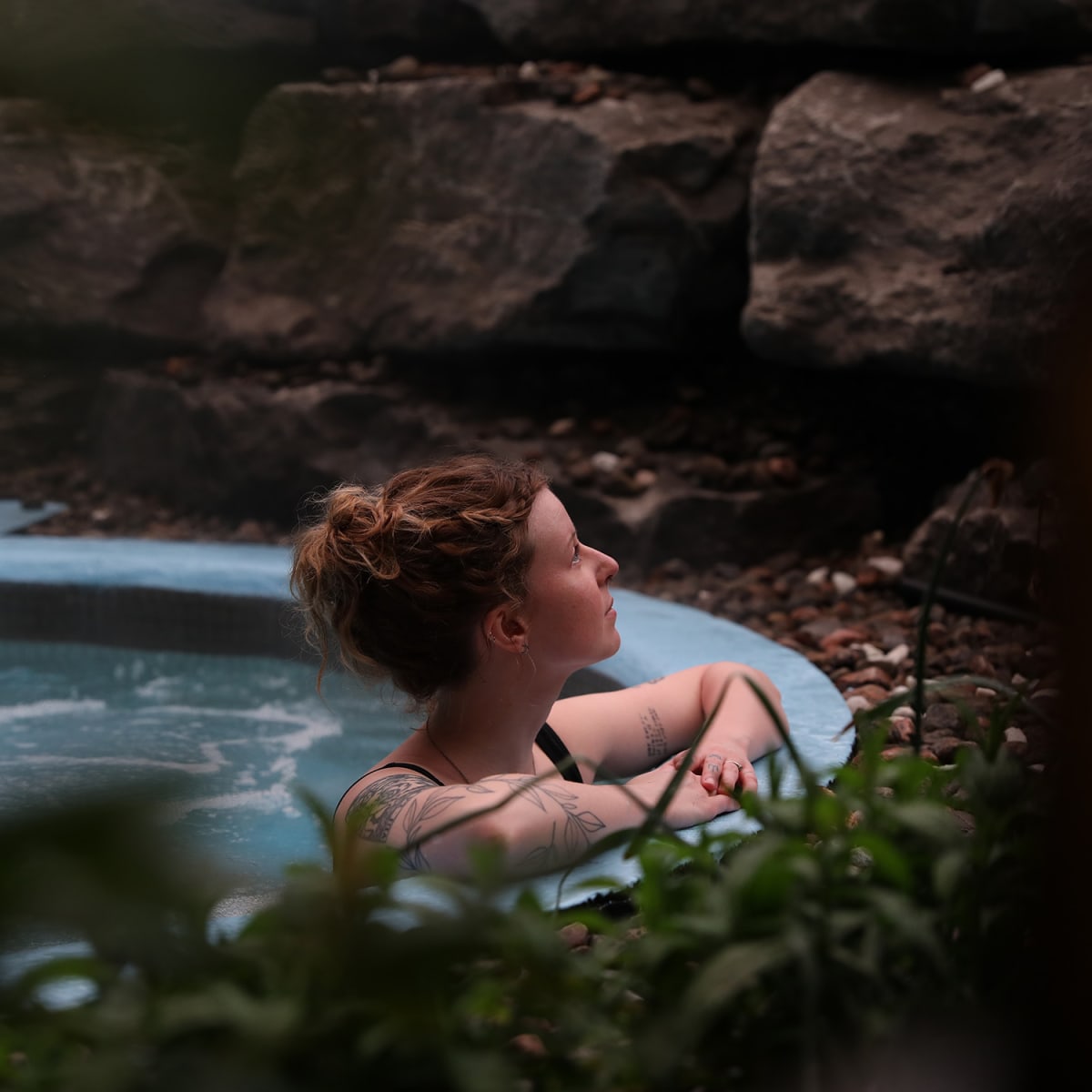 Femme dans les bains au KiNipi spa nordique