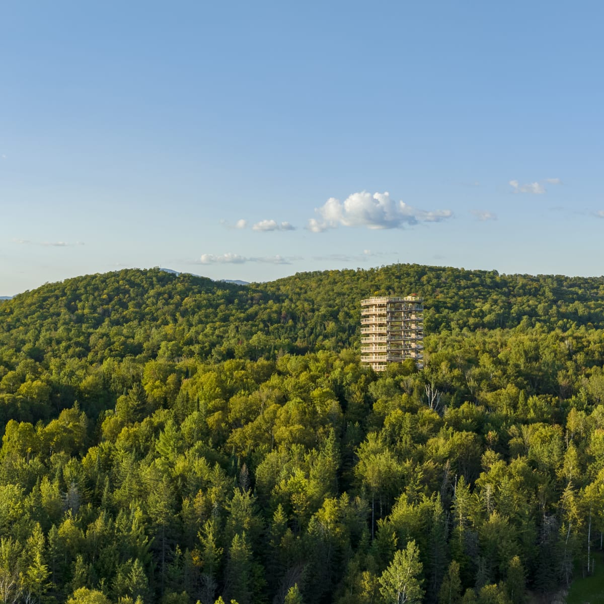 Vue aérienne de la tour du Sentier des cimes Laurentides.