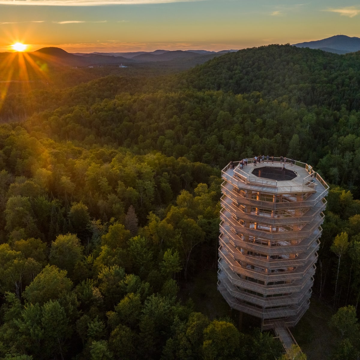 Sentier des cimes Laurentides vue aérienne au couché de soleil.