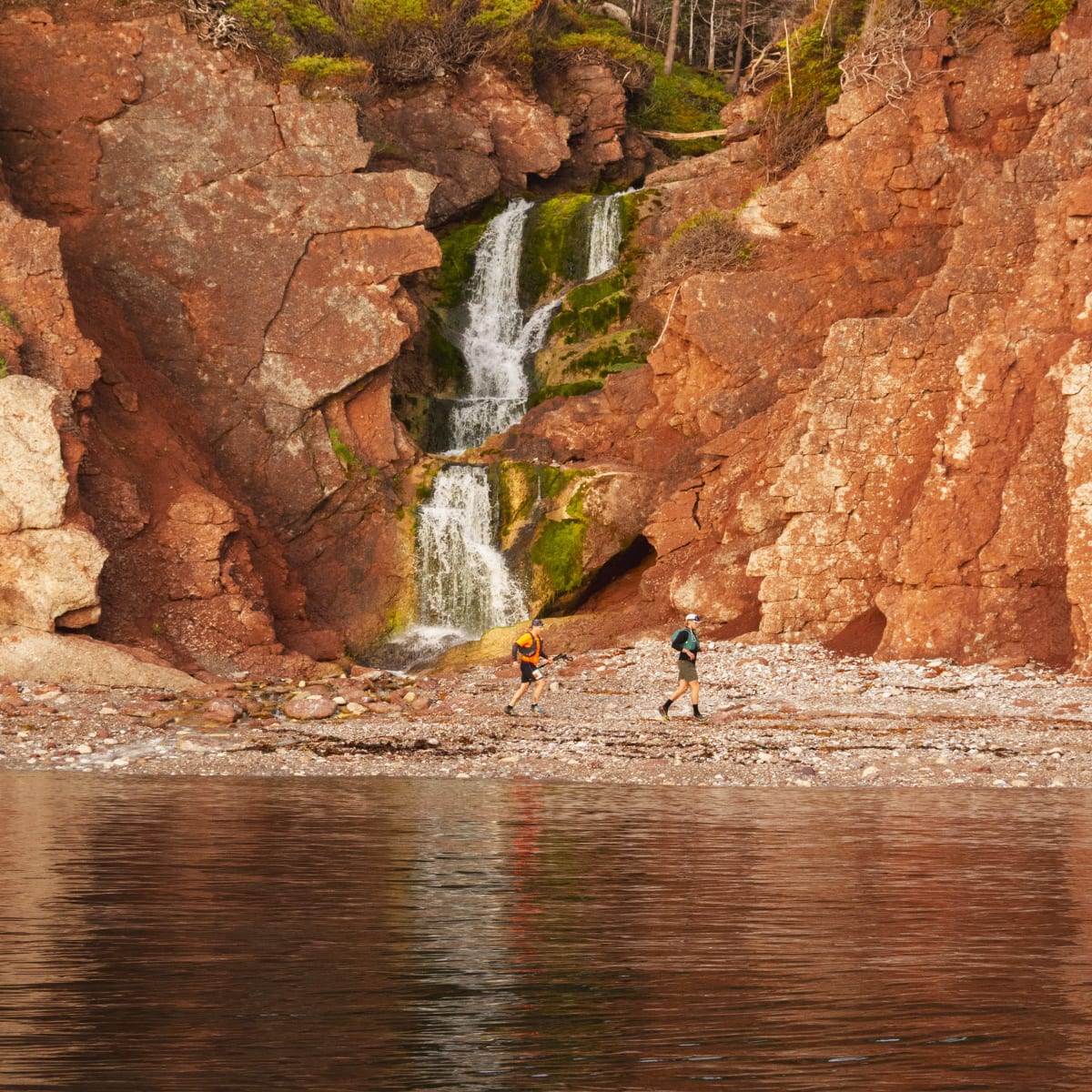 Coureurs devant une chute - Série de Courses Gaspesia.