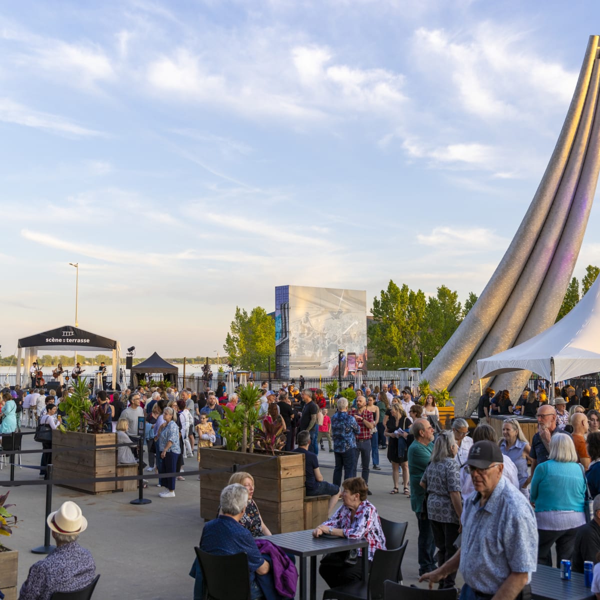 Crowd in front of the Cogeco Amphitheatre.