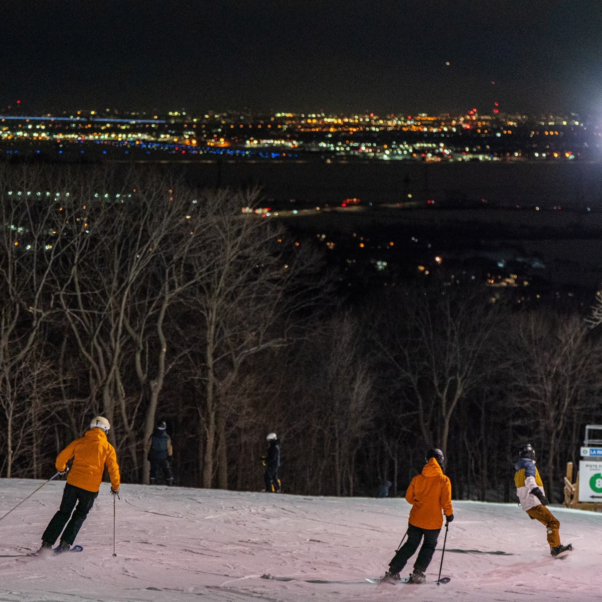 People night skiing with an incredible view of the Montérégie region.