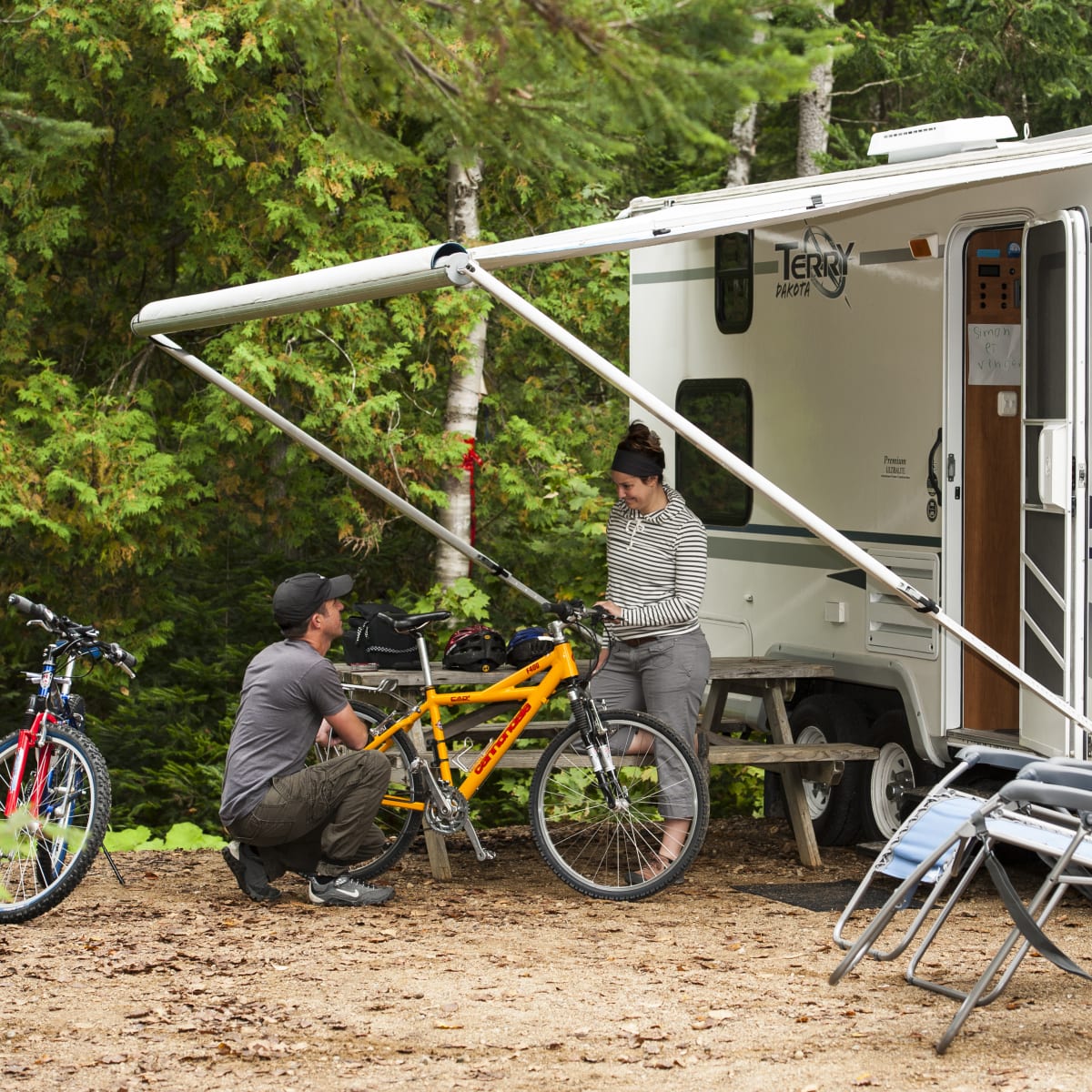 Couple camping with their bikes at Sommet Morin Heights.