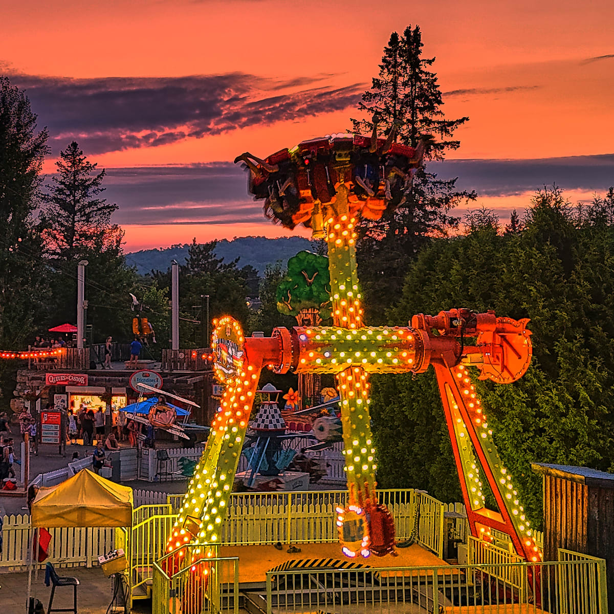 Illuminated amusement ride at Sommet Saint-Sauveur Parc FUN.