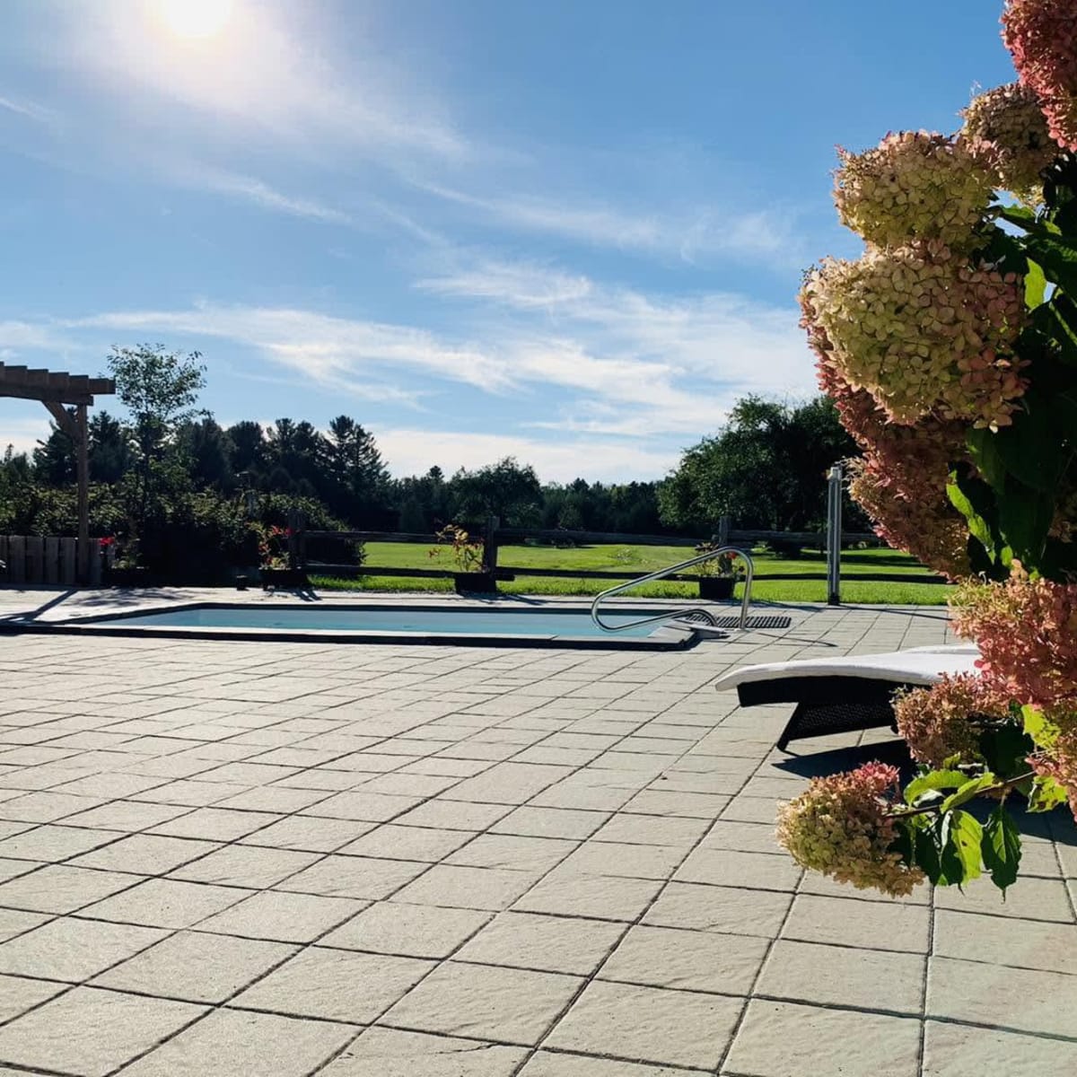 A sunny day at Spa Champêtre La Belle Blanche in Montérégie.