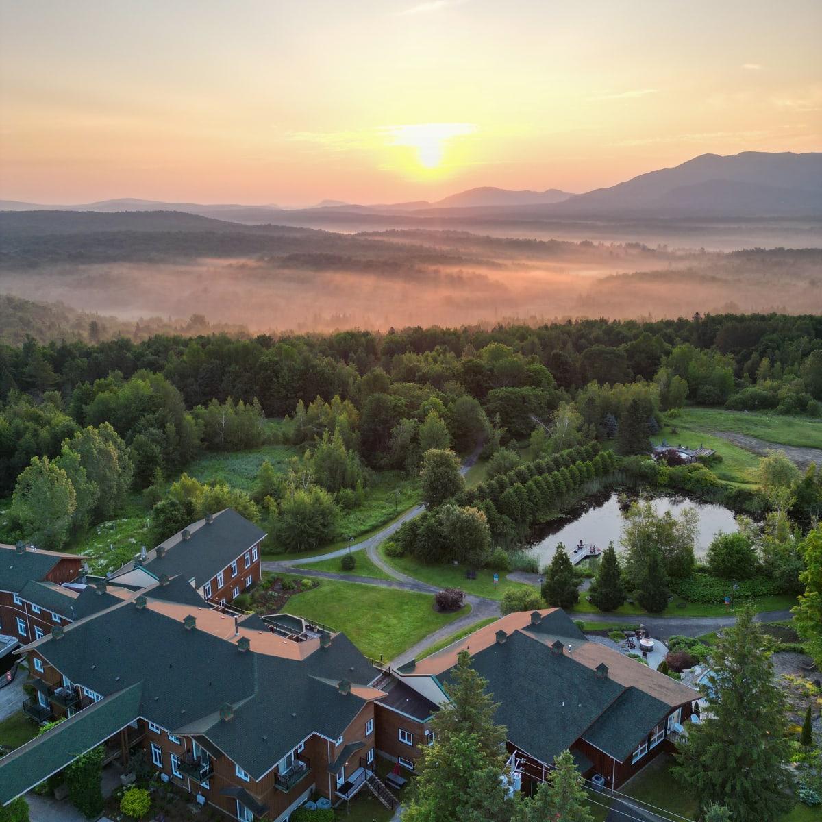 Vue aérienne du Spa Eastman au lever du soleil