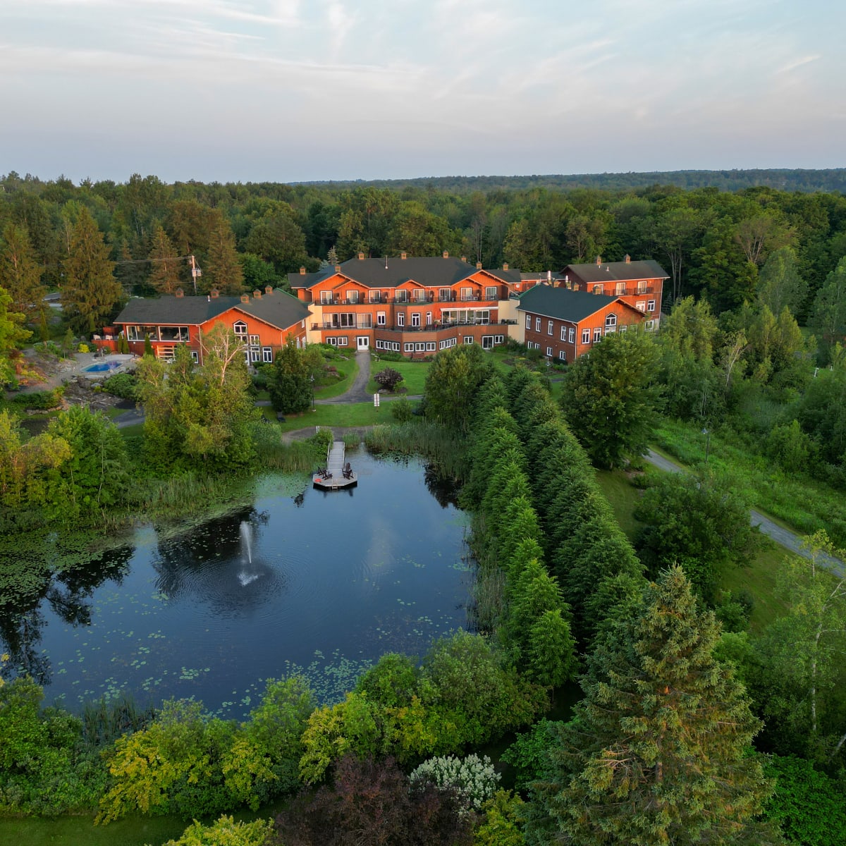 Vue aérienne du Spa Eastman au lever du soleil