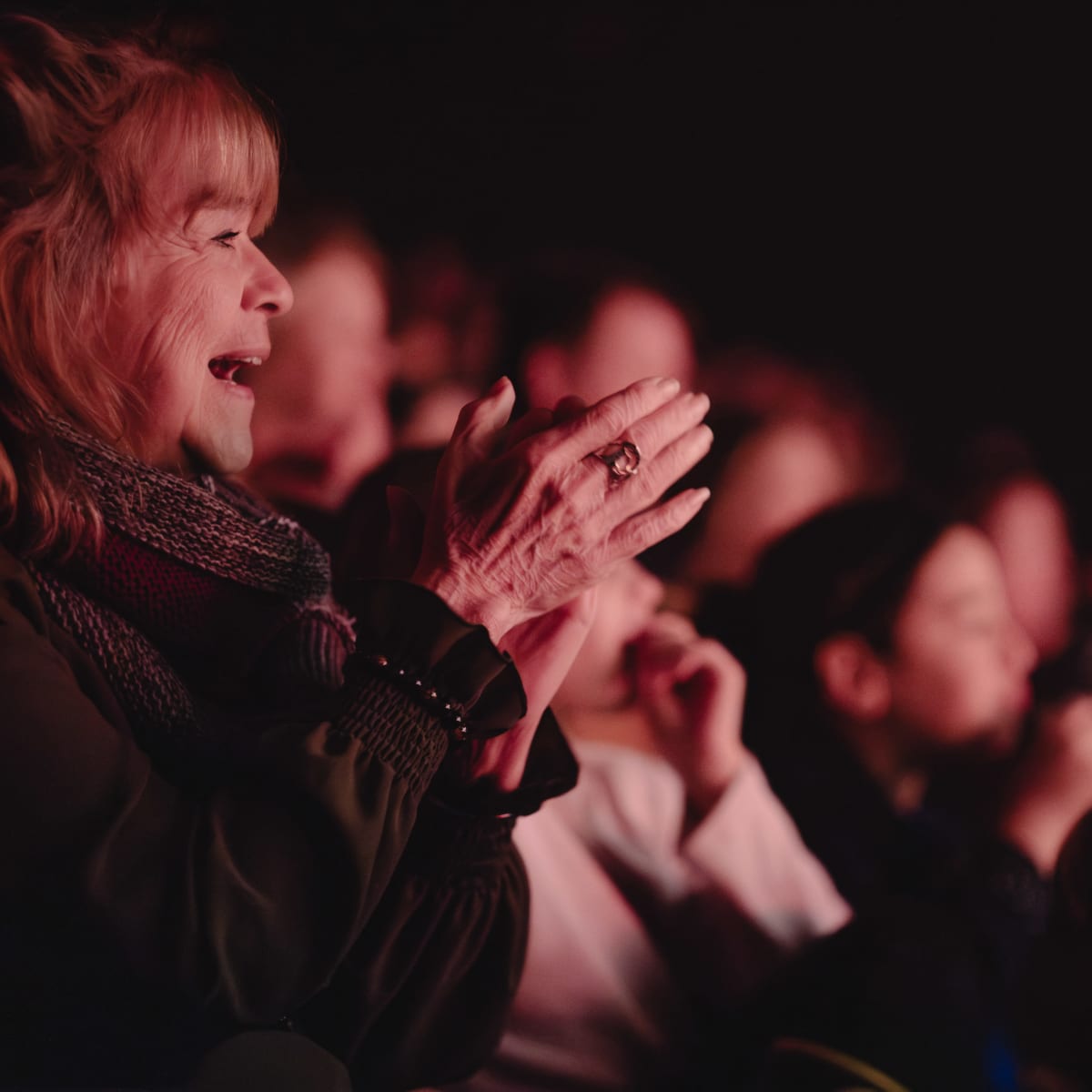 Spectateurs qui applaudissent.