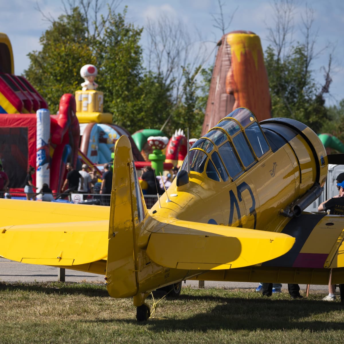 Avion et jeux gonflables au Spectacle aérien AÉRO Gatineau-Ottawa.