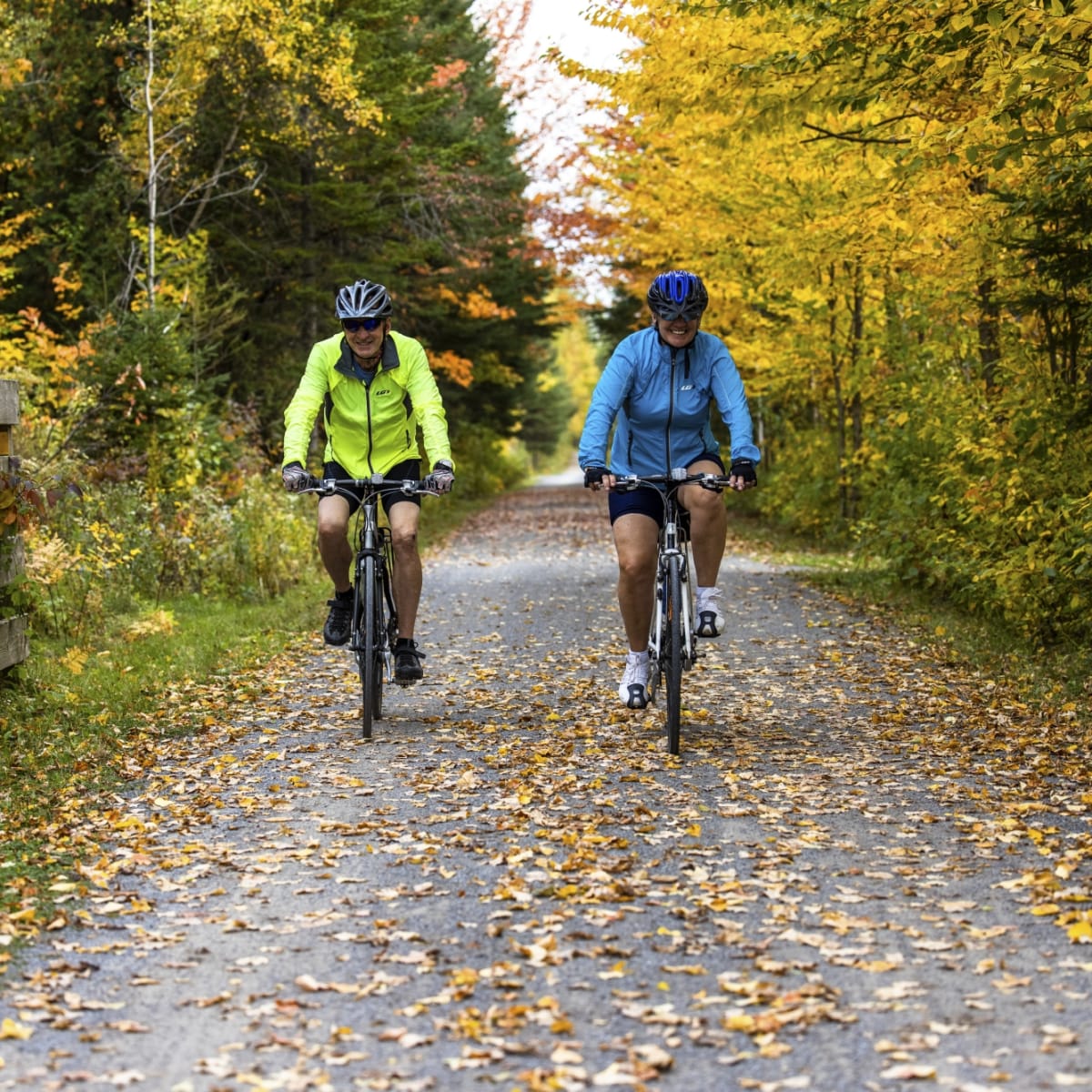 Couple on bicycles at Station touristique Duchesnay in the fall.