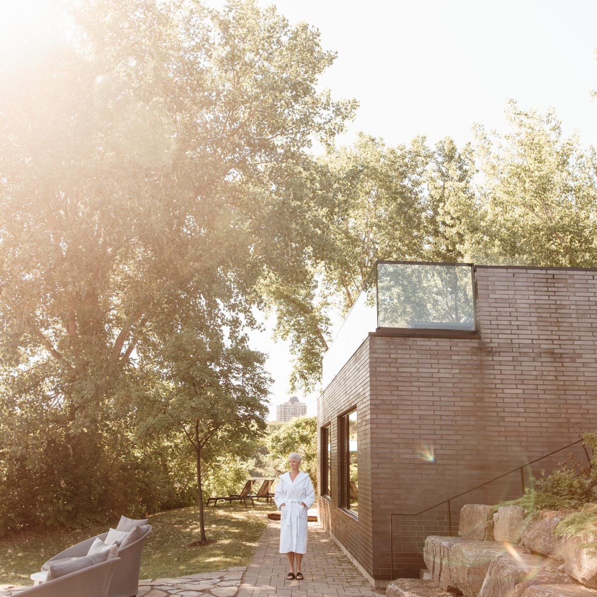 Woman outside next to a pavilion at Strom spa nordique de l'Île-des-Soeurs.