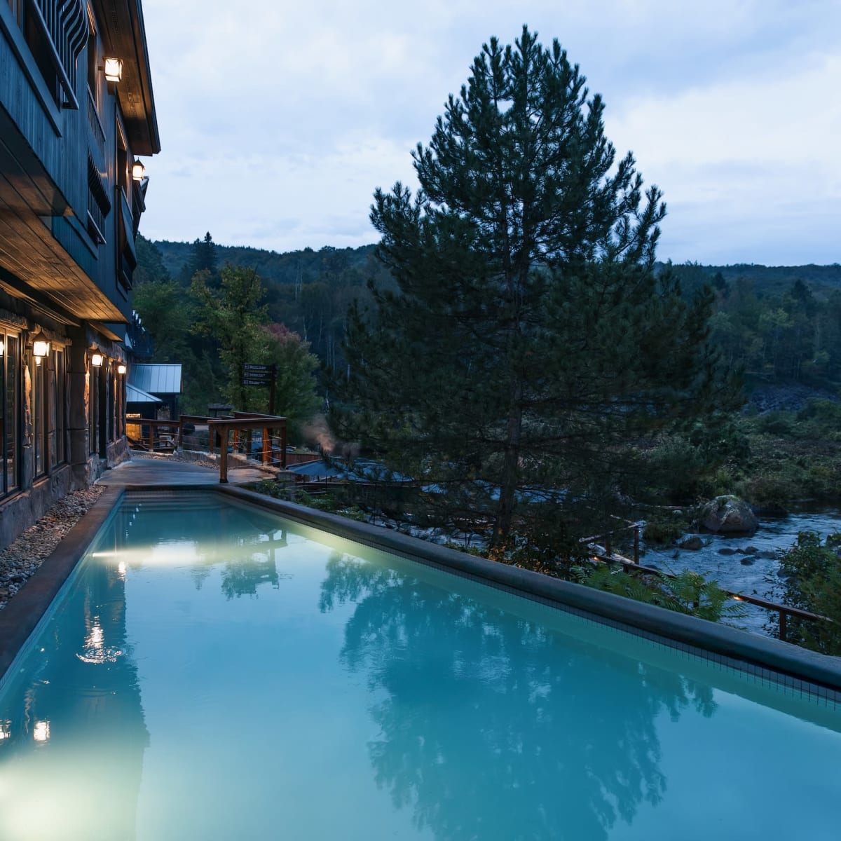 Piscine extérieure à l'heure bleue.