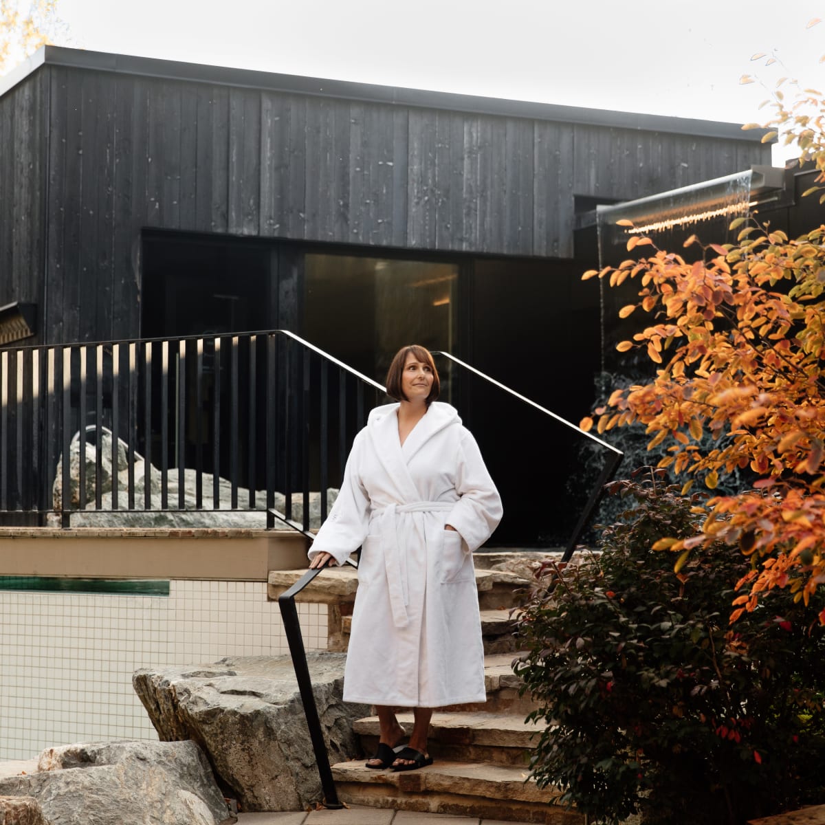 Woman at Strøm spa nordique de Sherbrooke in the fall.