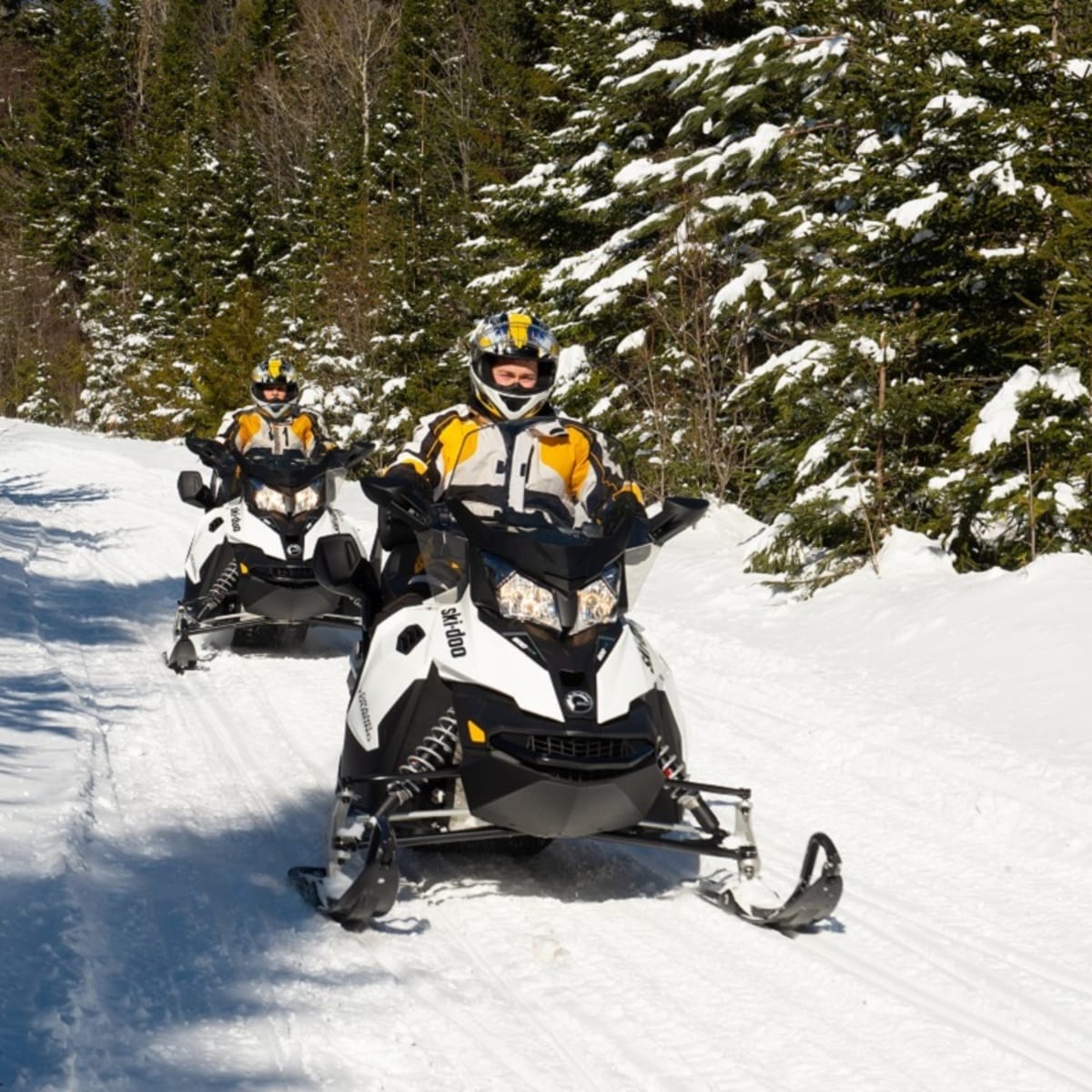 Snowmobiles - Super 8 Sainte-Agathe.