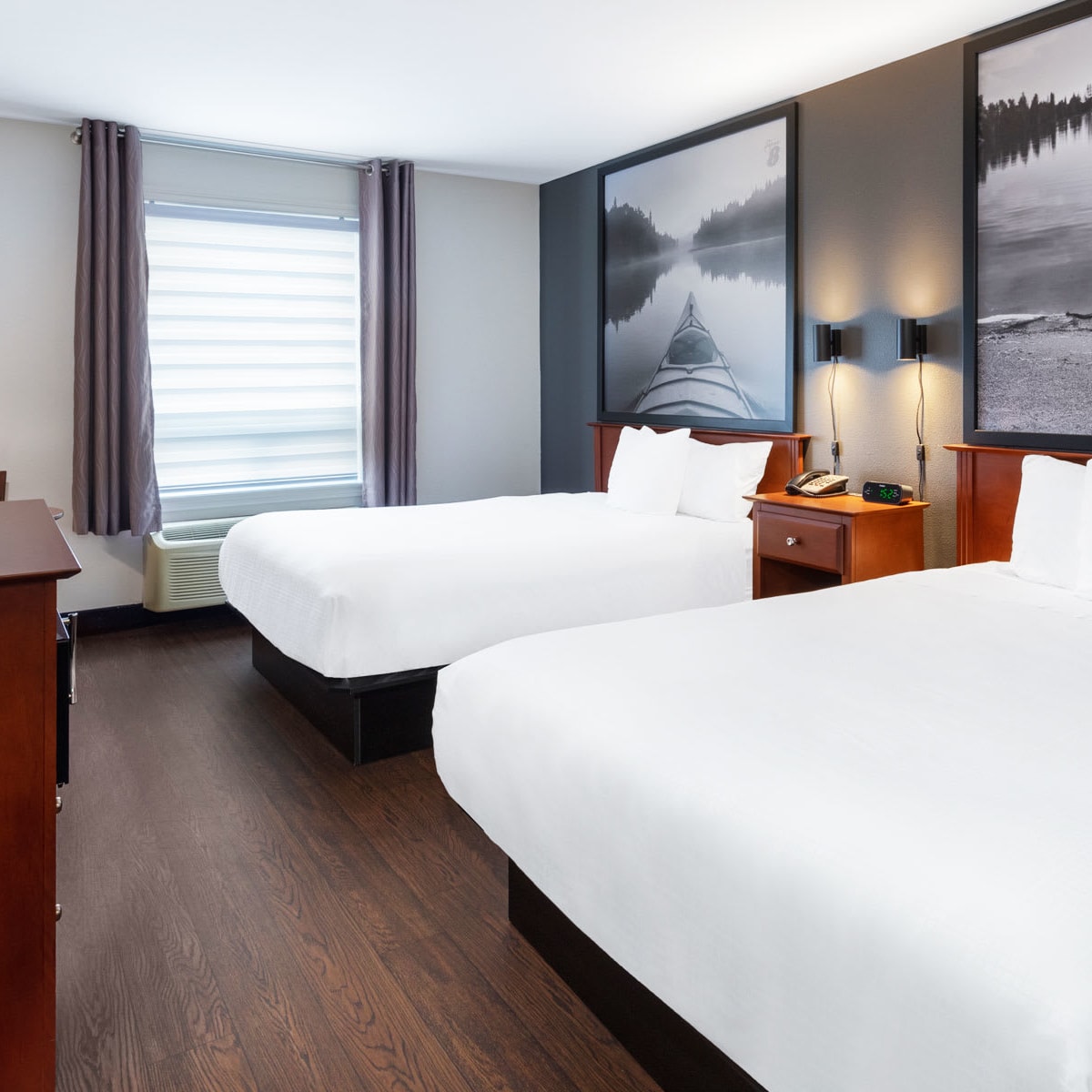 Chambre avec deux grands lits au Super 8 Saint-Jérôme.