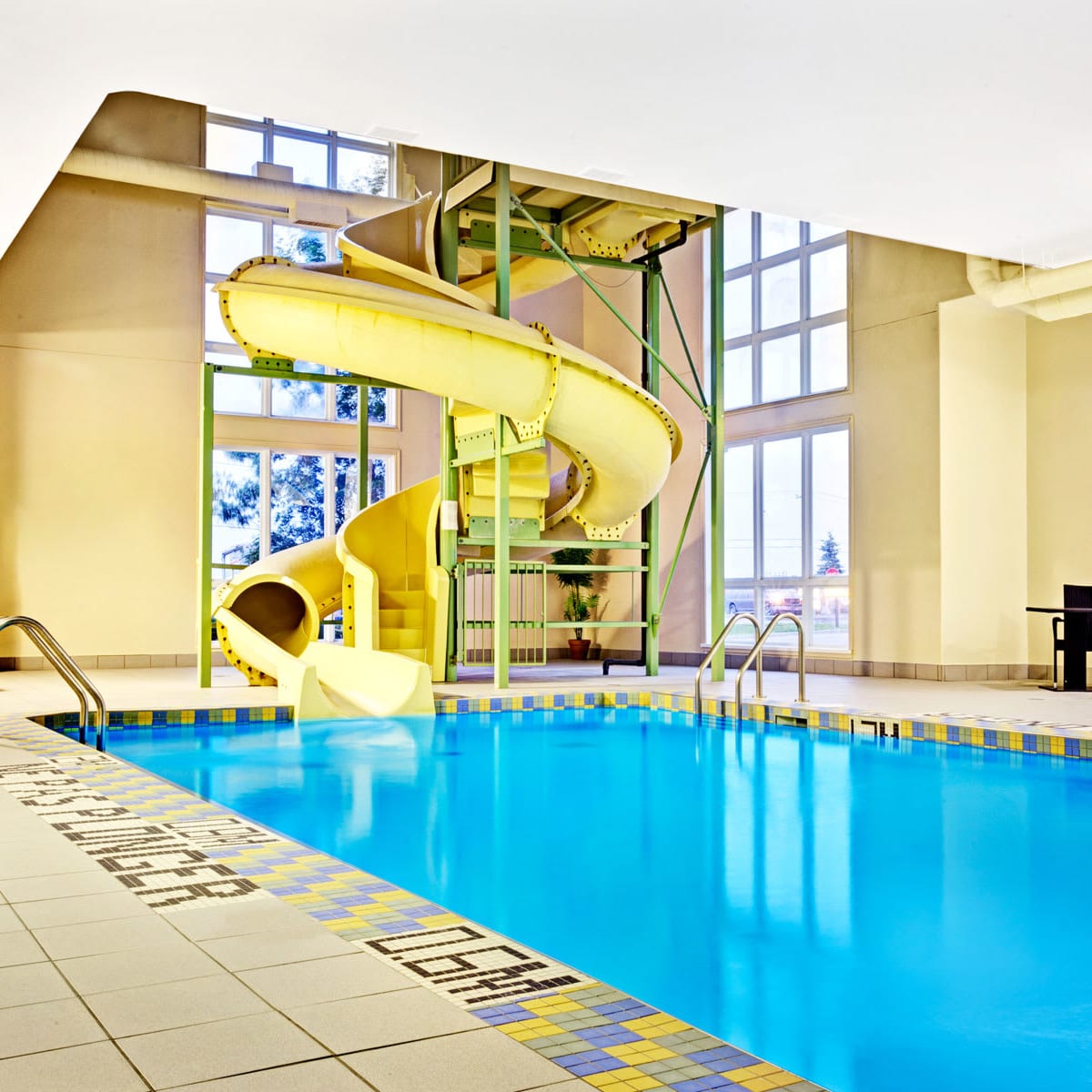 Piscine et glissades d'eau au Super 8 Saint-Jérôme.