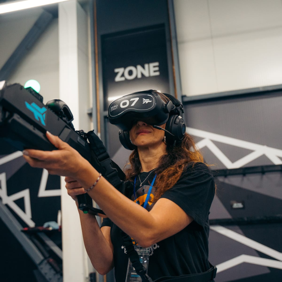Une femme portant un casque de réalité virtuel joue à un jeu.