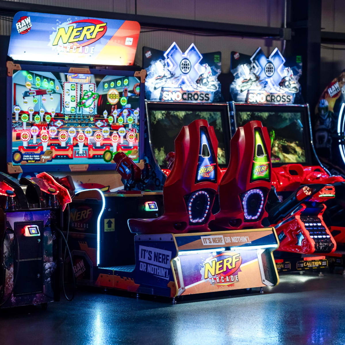 Plusieurs jeux d'arcades alignés l'un à côté de l'autre.