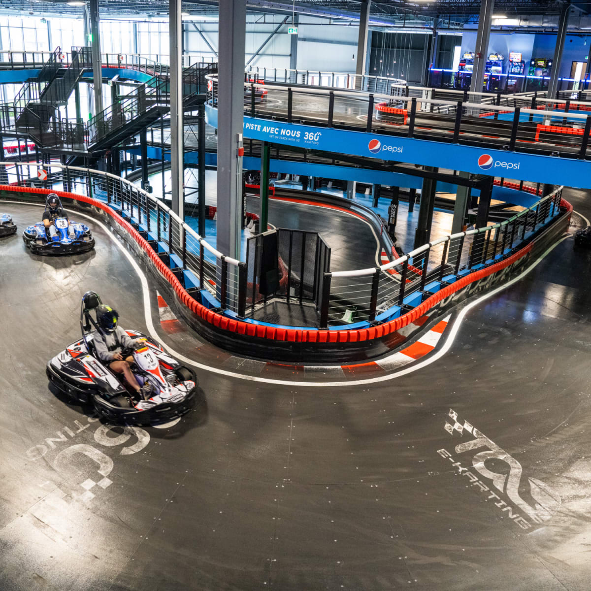 Piste de karting intérieure chez Tag E-Karting.