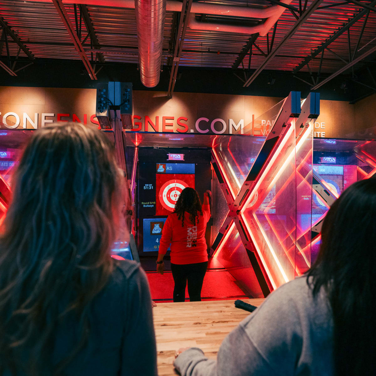 Lancer de hache àTag E-Karting & Amusement.