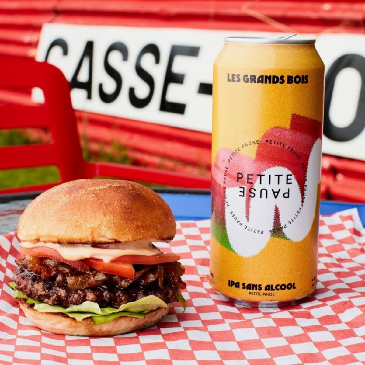 Burger et bière sans alcool.