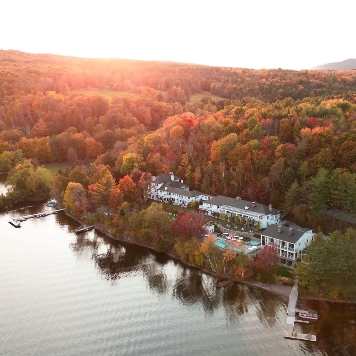 Vue aérienne du manoir et lac.