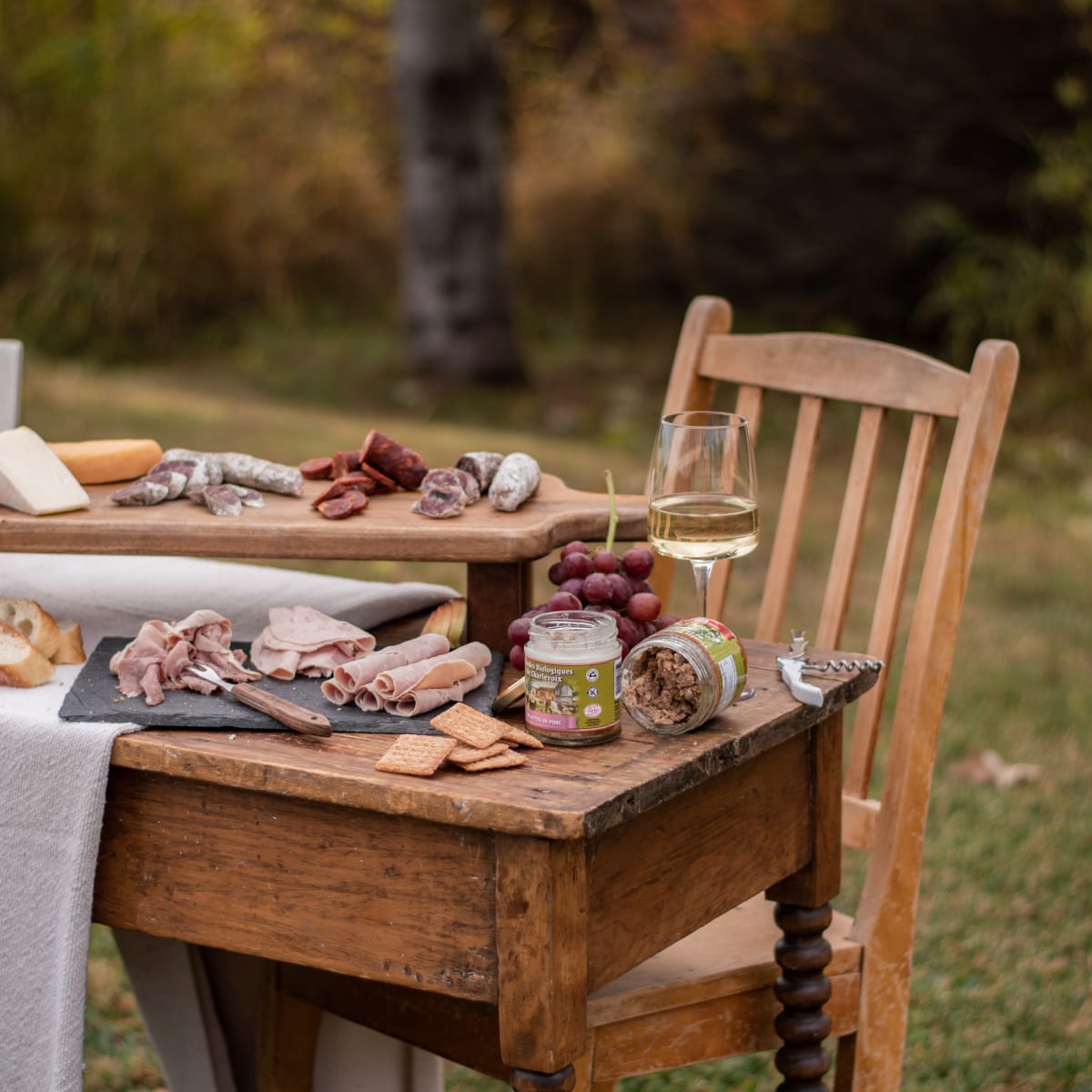 Table ave plateaux de charcuteries en plein air.