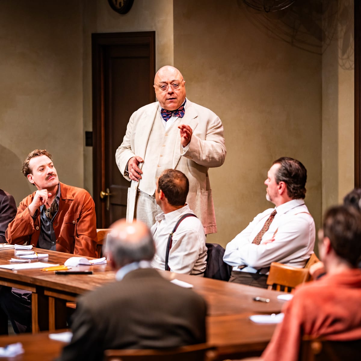 Acteurs lors de la pièce de théâtre "12 hommes en colère".