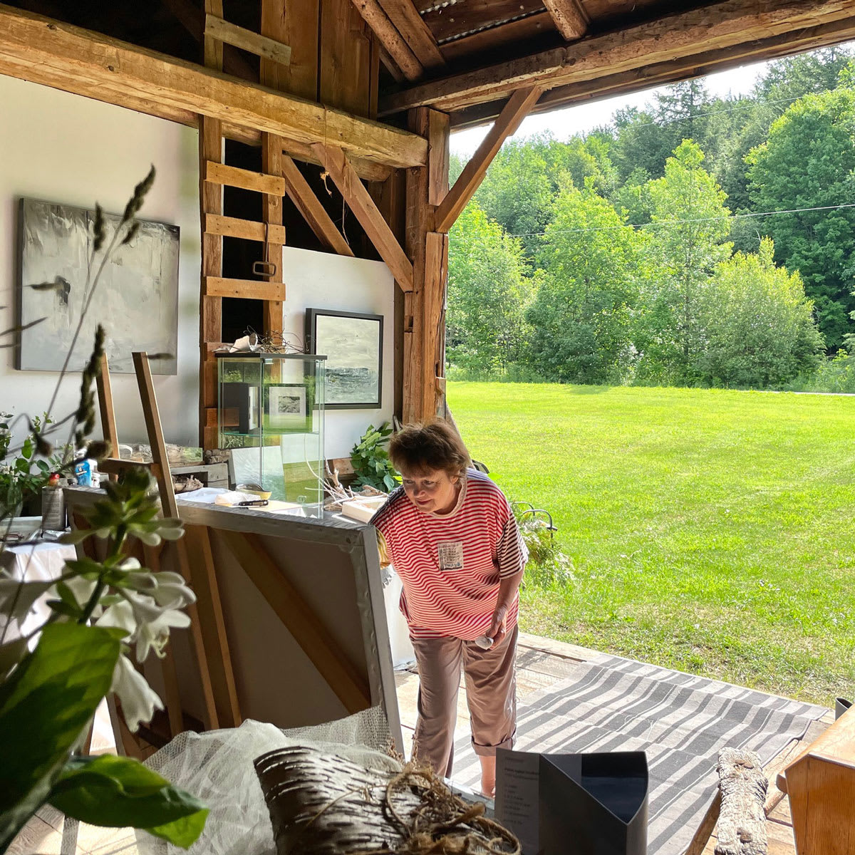 Tour des Arts - Une artiste qui peinture dans son atelier
