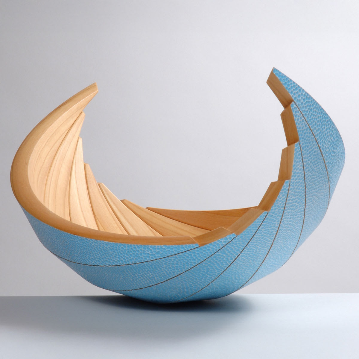 Tour des Arts - Oeuvre d'art en bois, avec l'extérieur bleu