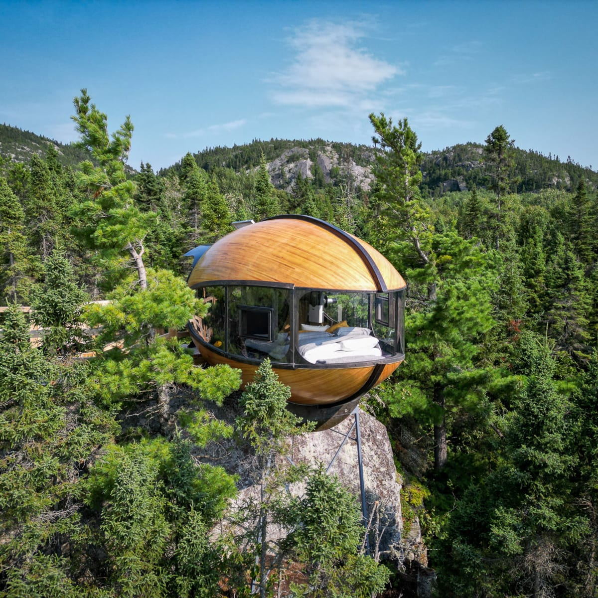 Hébergement insolite installé à flanc de montagne sur un cap rocheux.