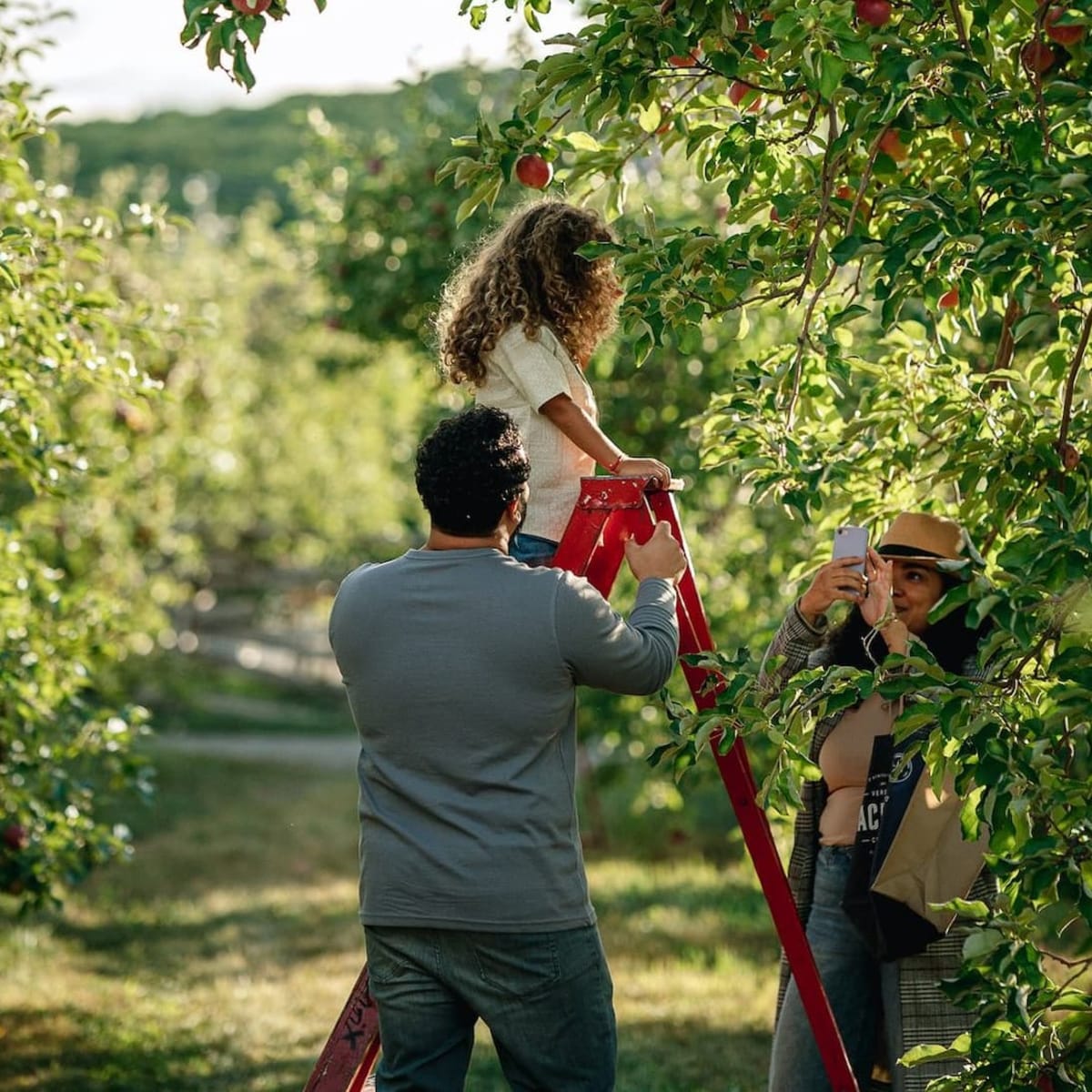 Famille à un verger dans les Basses-Laurentides.