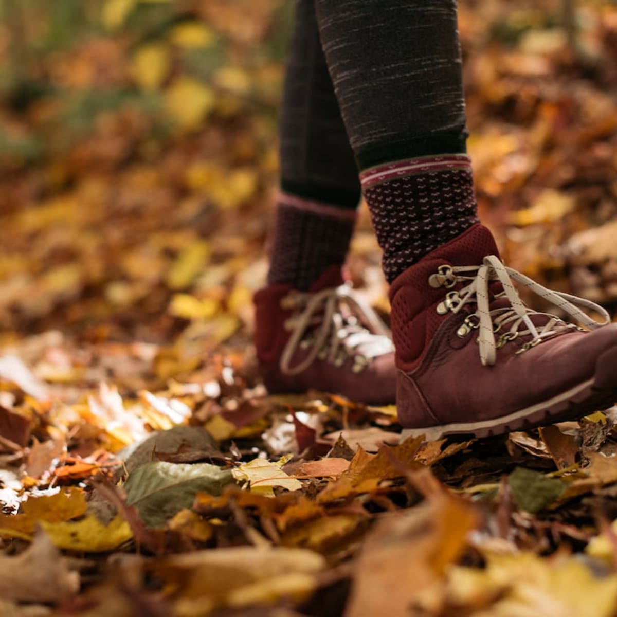 Des bottes sur des feuilles automnales.