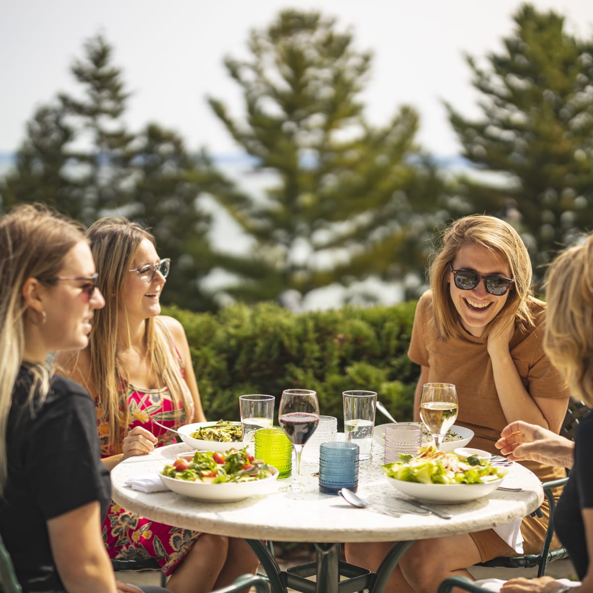 Enjoy great food in Charlevoix : 4 women having breakfast at an outdoor table