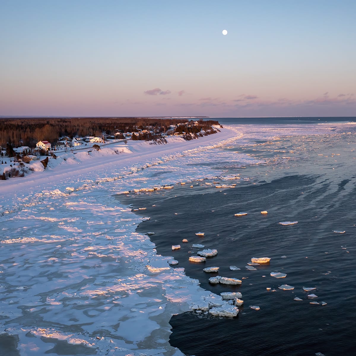 Rivage côtier en hiver en Côte-Nord.