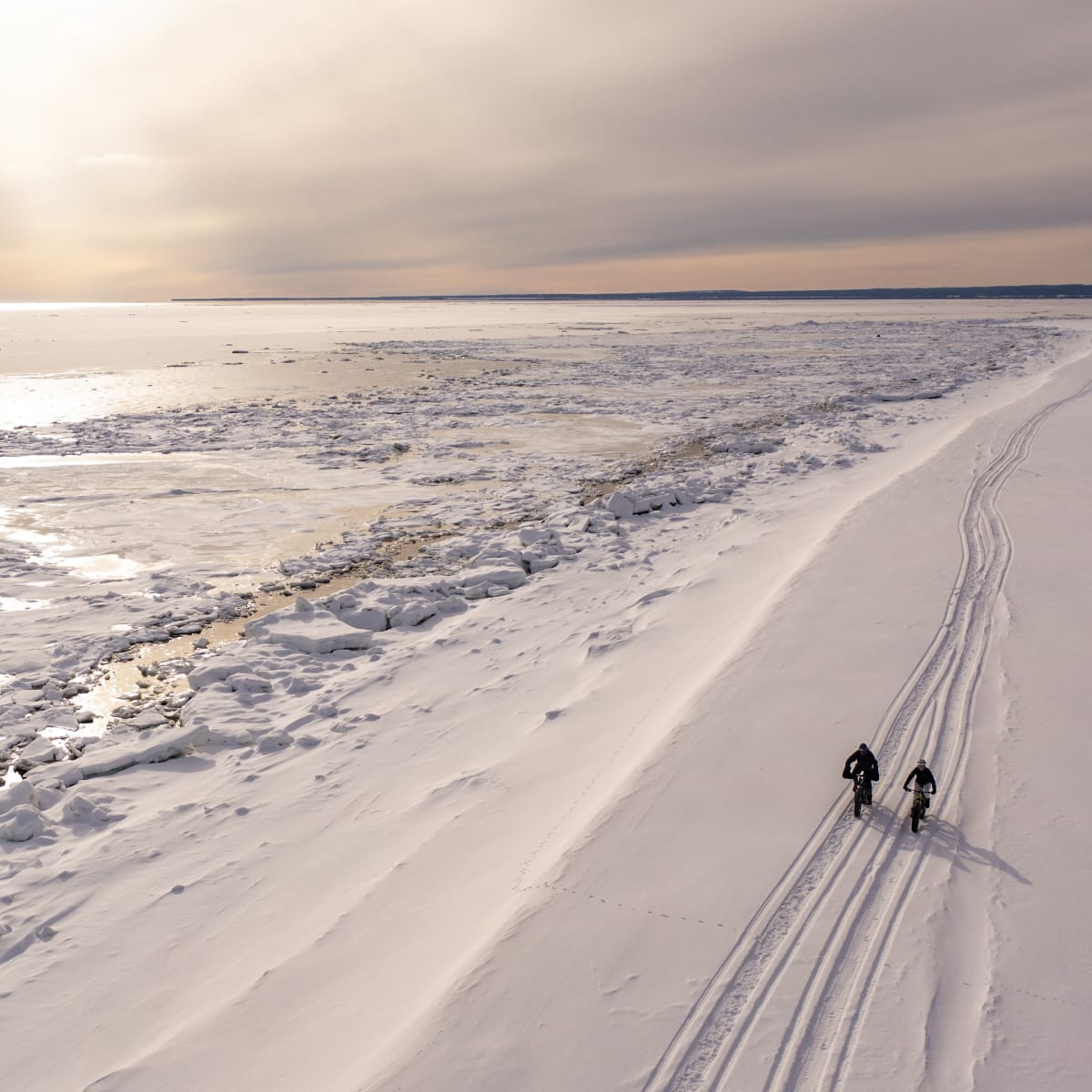 2 personnes en fatbike en hiver.