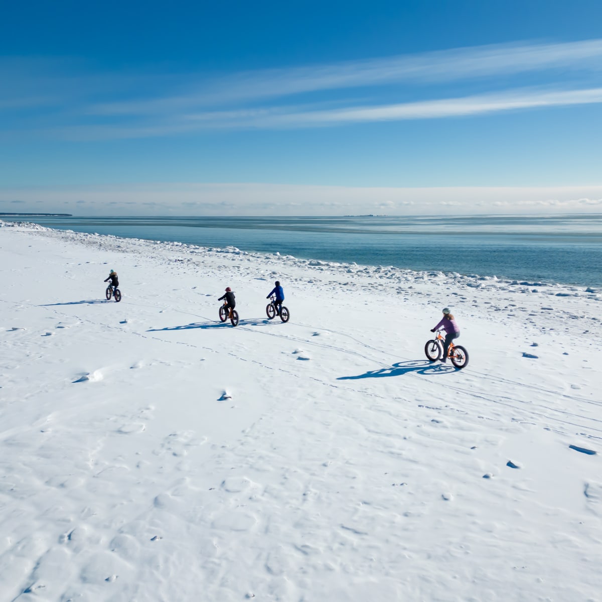 Groupe en fatbike au bord de la mer.