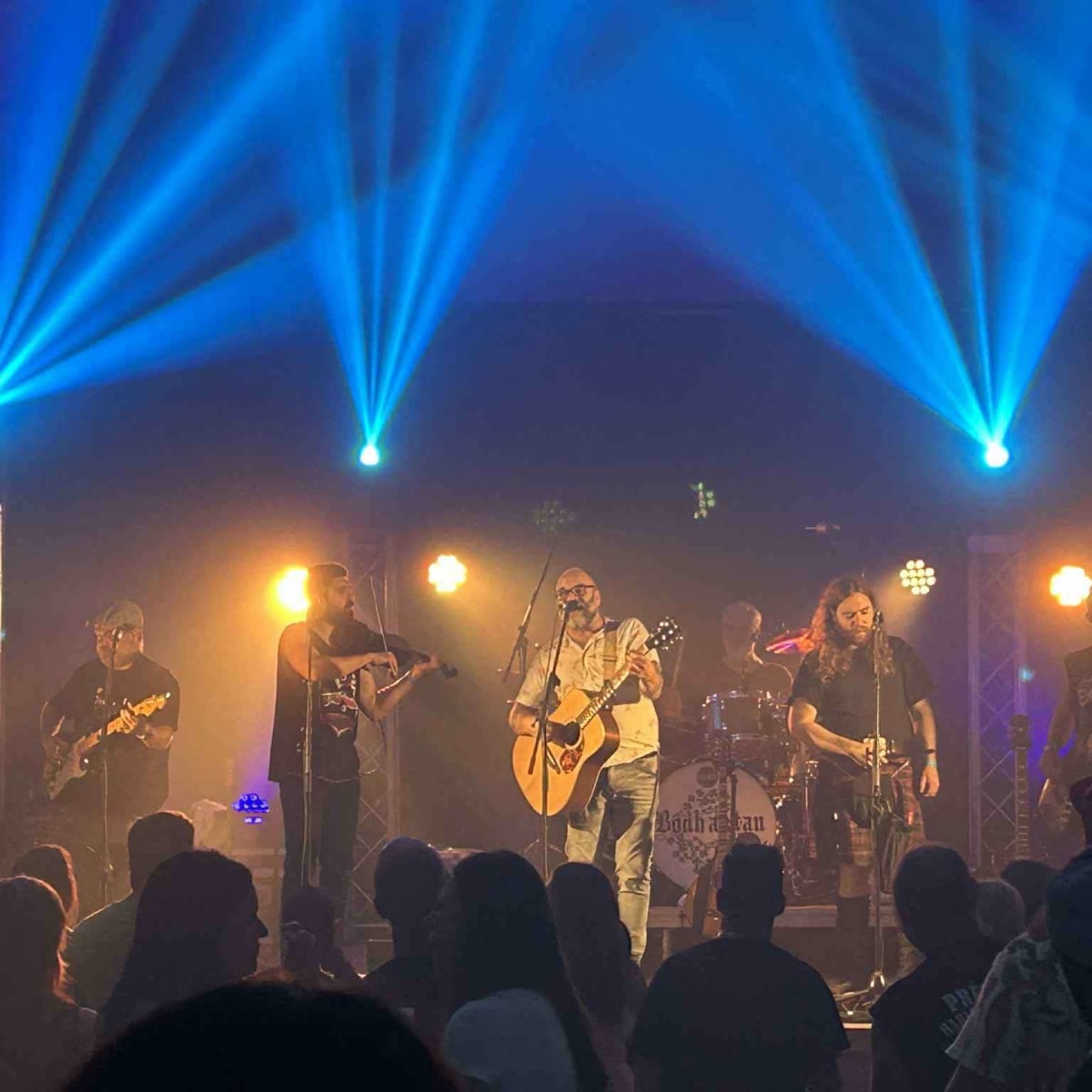 A band performing under the blue lights at the Festival du Fjord.