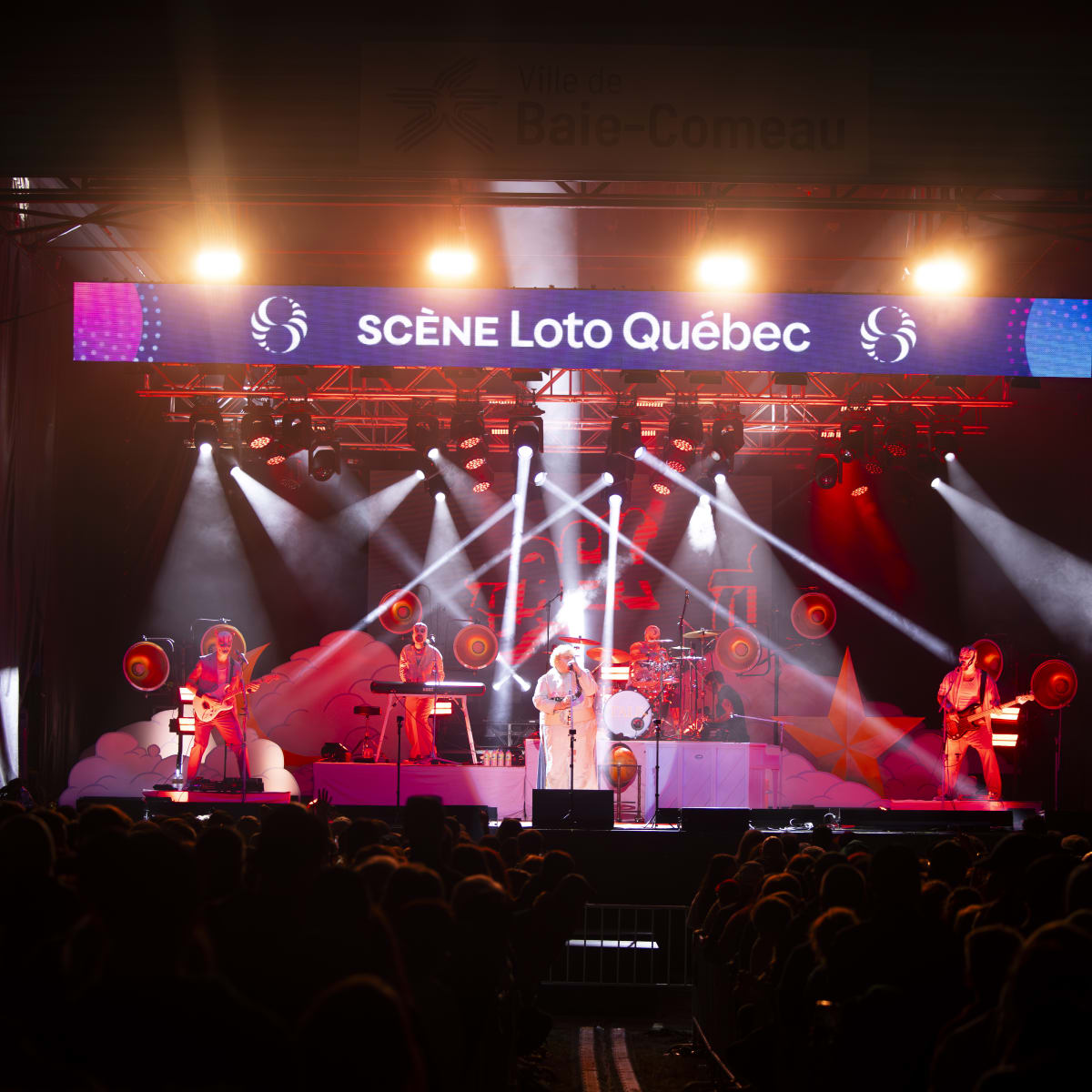 A lit-up scene at the Festival Eau Grand Air in the evening.