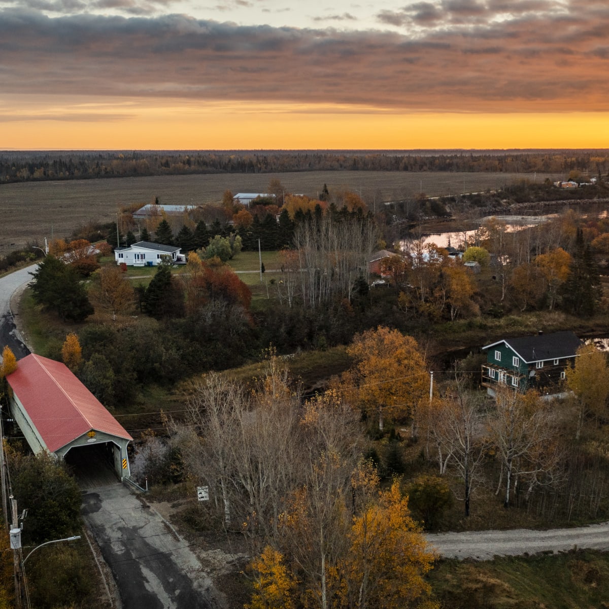 Vue aérienne d'un pont couvert à l'automne.