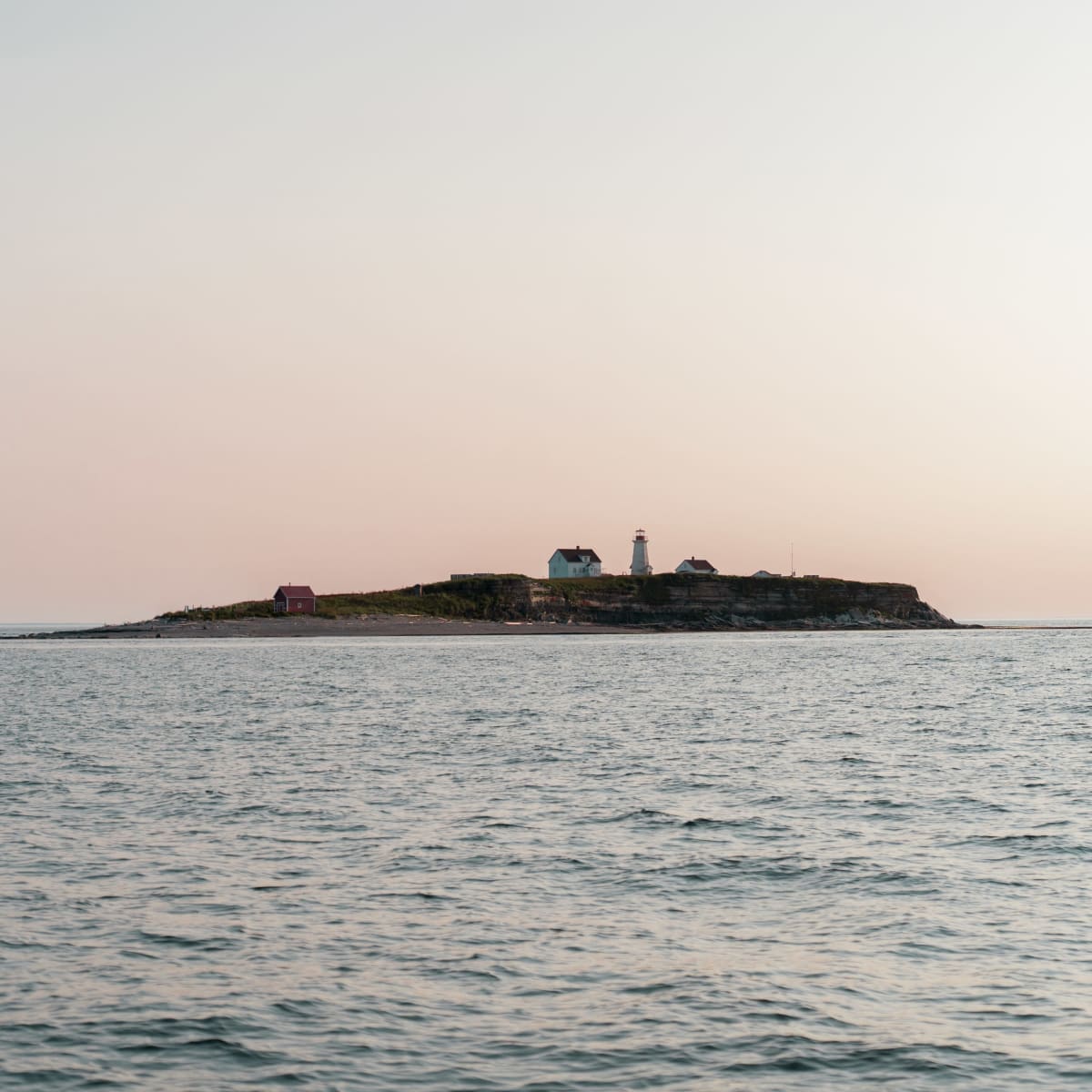 Phare et île. 