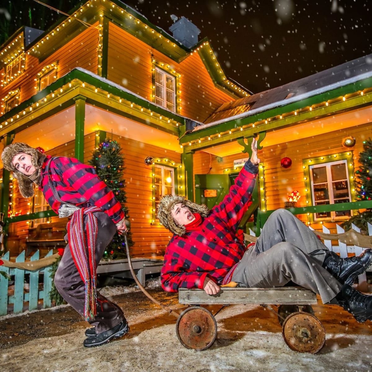 Tourisme Drummondville two men having fun in front of a lit-up house